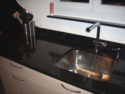 K�chenabdeckplatte aus schwarzem Granit mit Unterbau Waschbecken  K�chenabdeckung Granitarbeitsplatte Granitplatte Steinplatte K�chenarbeitsplatte